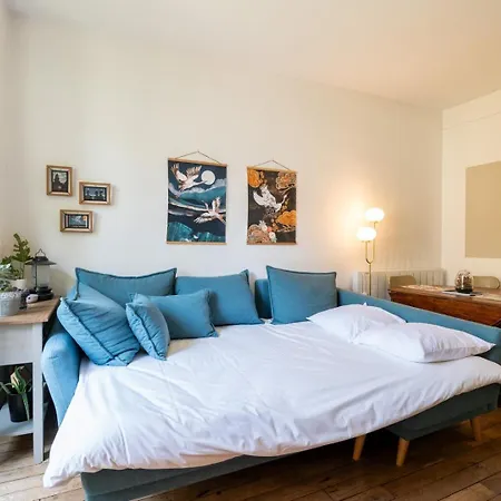Apartment Authentic Nest Steps From Montmartre Paris