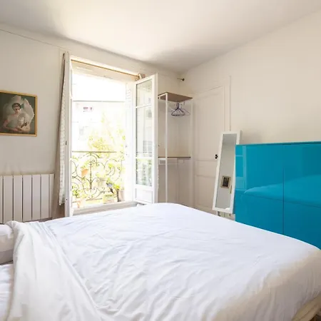 Apartment Authentic Nest Steps From Montmartre Paris