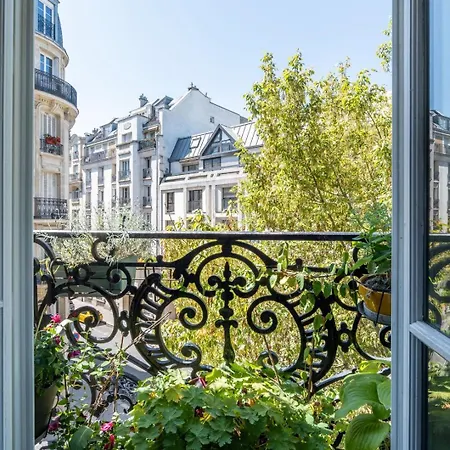 Authentic Nest Steps From Montmartre Apartment *